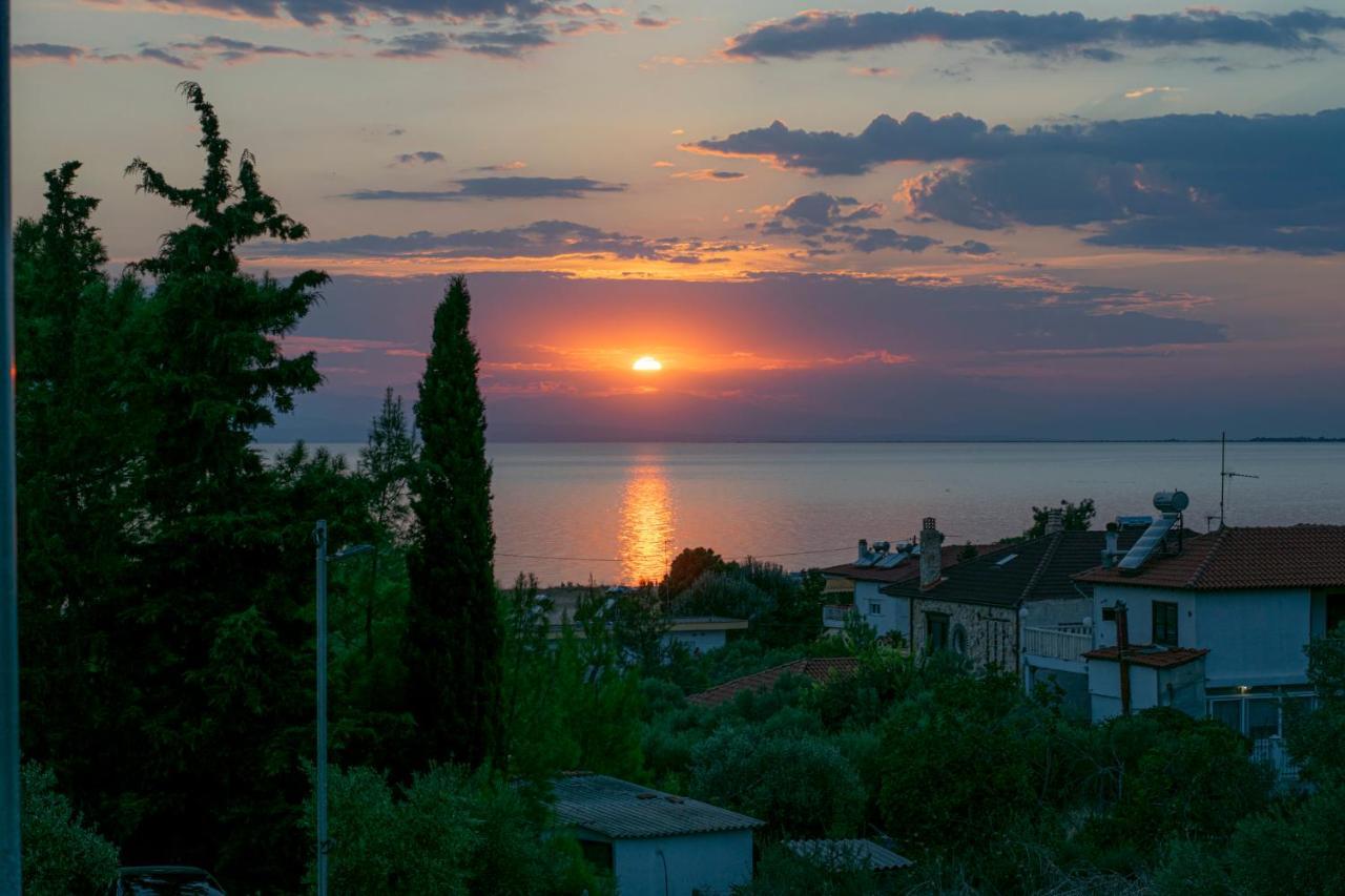 Heraclea Luxury Suites Nea Iraklia Bagian luar foto