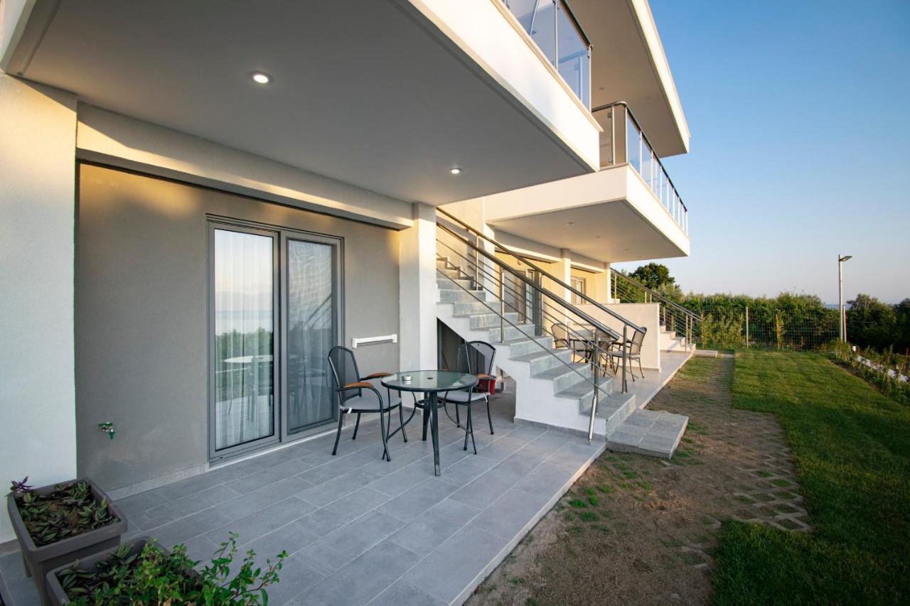 Heraclea Luxury Suites Nea Iraklia Bagian luar foto