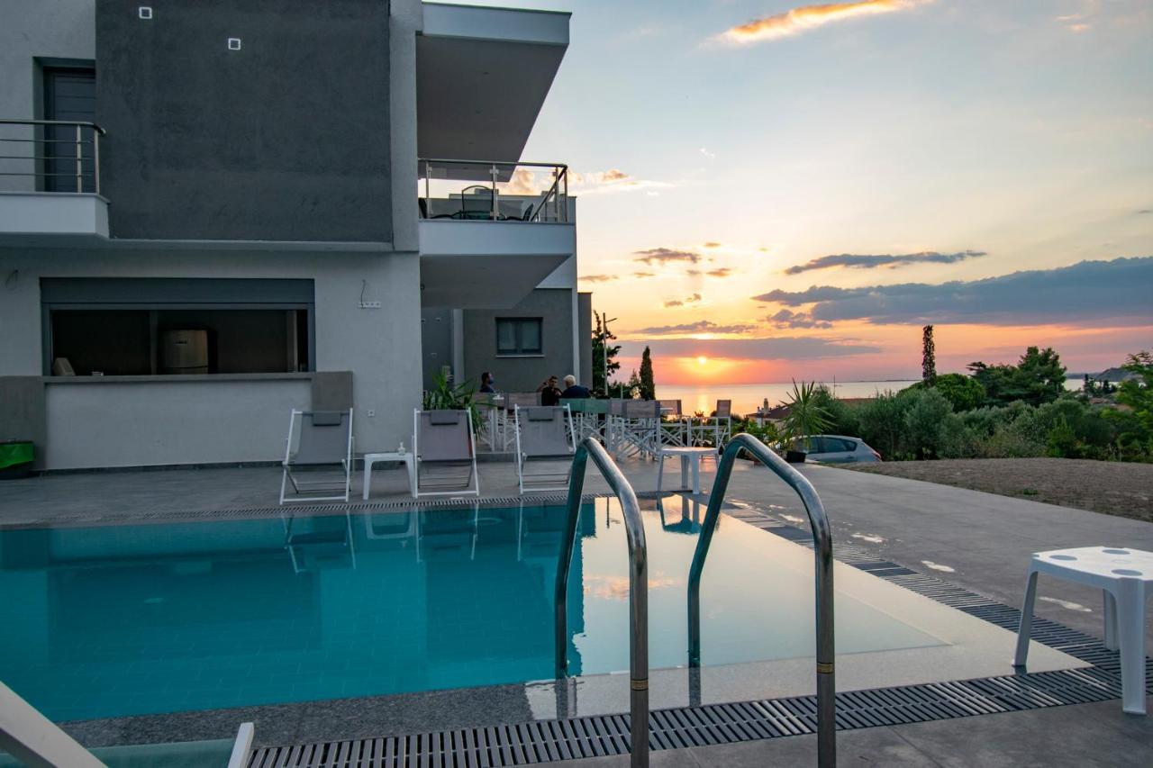 Heraclea Luxury Suites Nea Iraklia Bagian luar foto